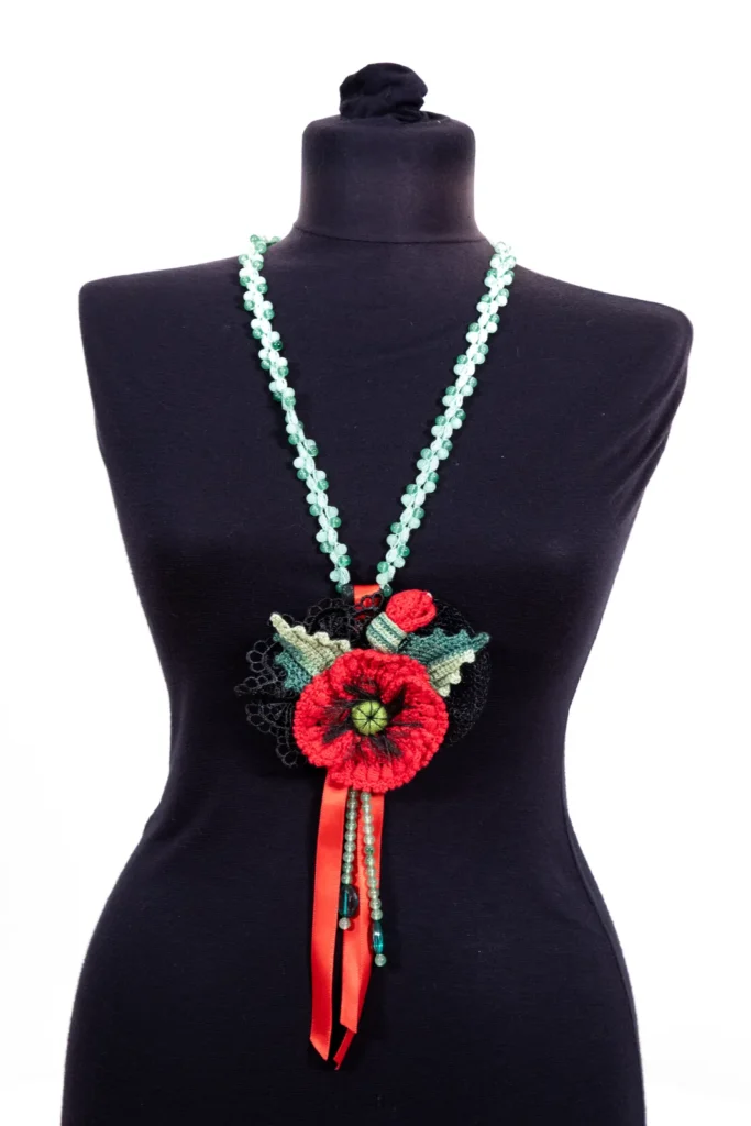 שרשרת עם פרחים בסגנון בוהו