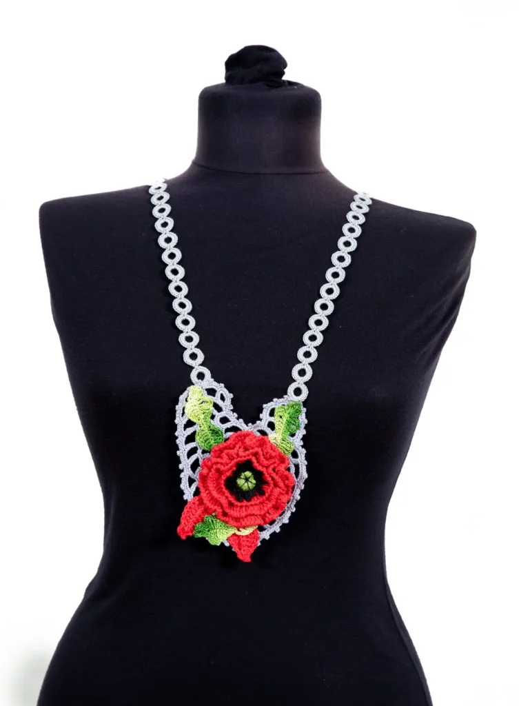 שרשרת עם פרחים בסגנון בוהו