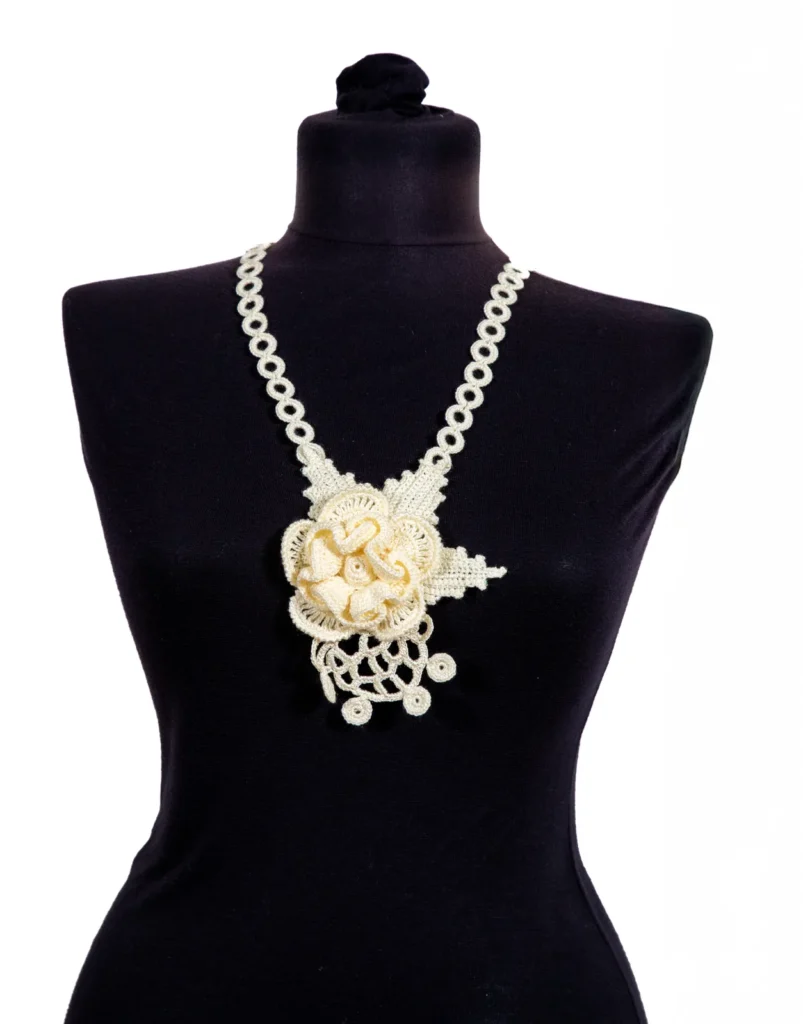 שרשרת עם פרחים בסגנון בוהו