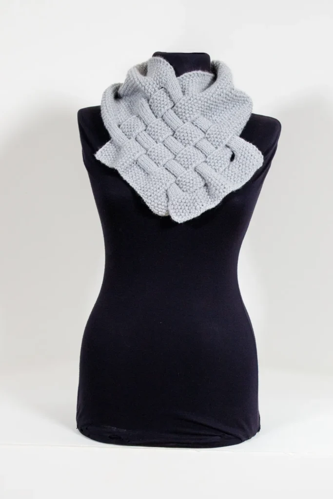 צעיף סרוג בצבע אפור