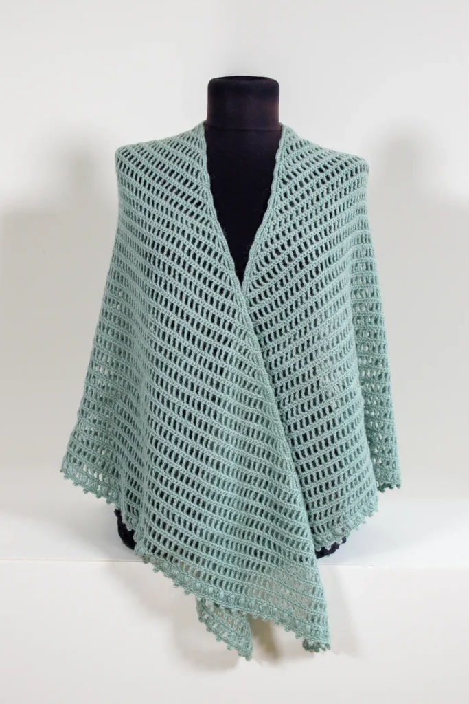 עליונית סרוגה מעוצבת בצבע ירוק