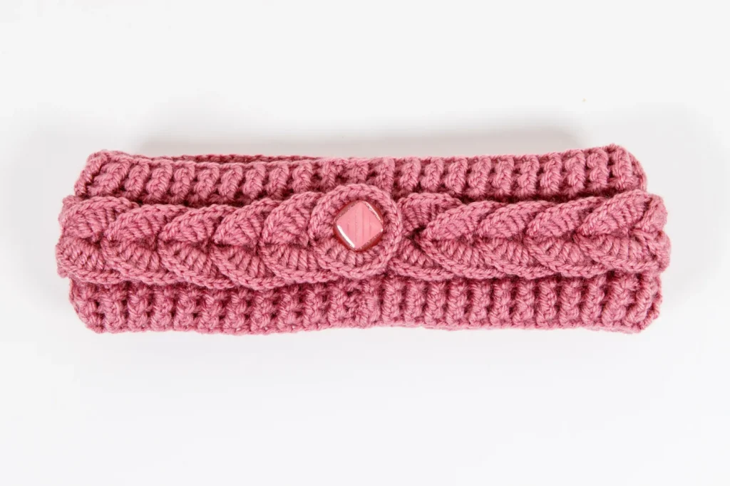 מחמם אוזניים סרוג בעבודת יד בצבע ורוד כהה