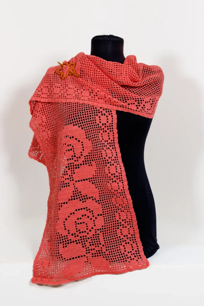 צעיף רחב סרוג בצבע ורוד כהה