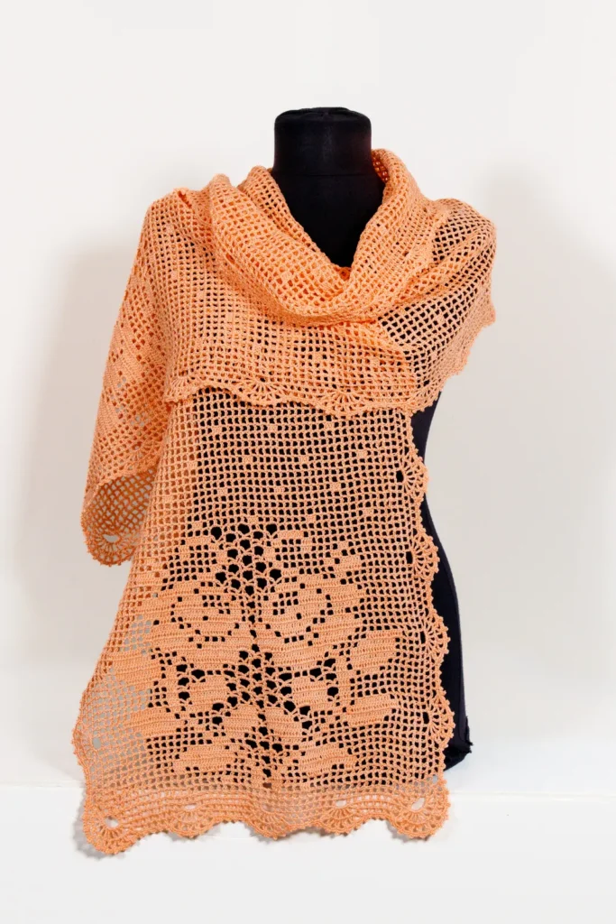 צעיף רחב סרוג בצבע אפרסק