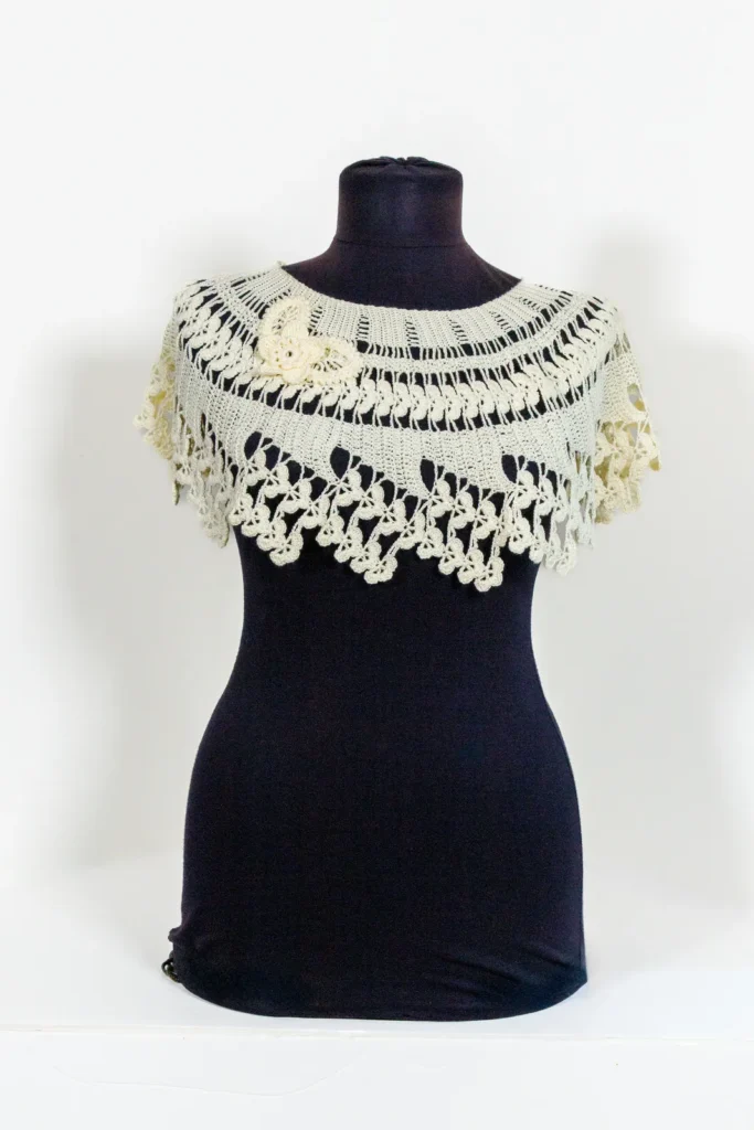 עליונית סרוגה בצבע שמנת