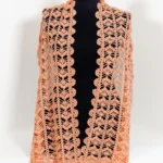 צעיף רחב סרוג בצבע אפרסק