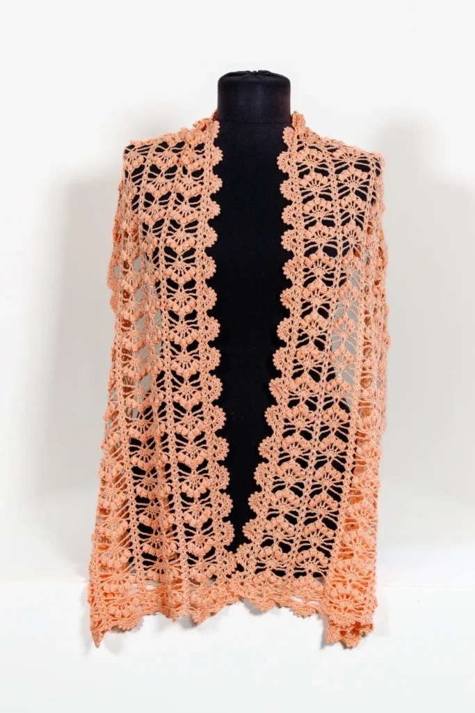 צעיף רחב סרוג בצבע אפרסק